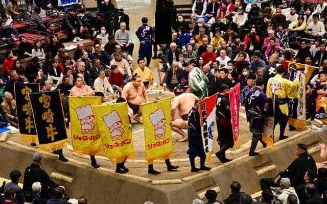 増える懸賞旗、親方のおかげ？　大相撲初場所で過去最高を更新