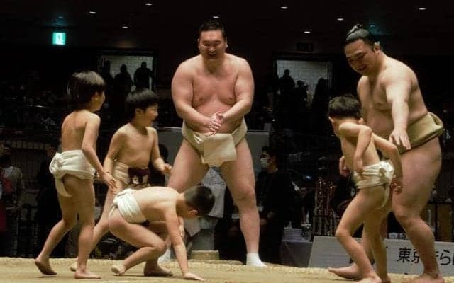 元横綱・白鵬さん「相撲の力で」　日本で考えた戦争と平和