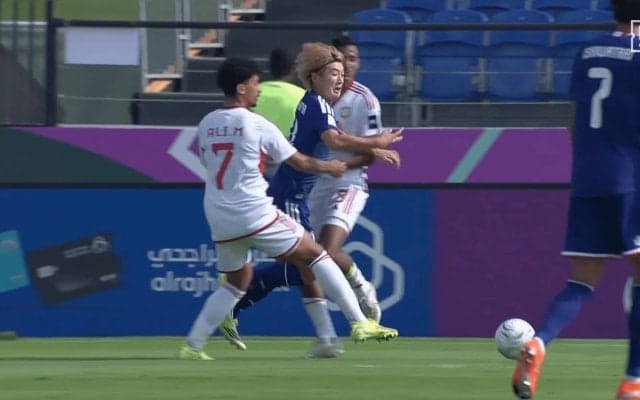 「三笘っぽい！」日本代表FWの“衝撃ドリブル”が話題「そこ浮かせて間を割るのか」横山夢樹が敵2人を一気にぶち抜いた瞬間【U23アジアカップ】