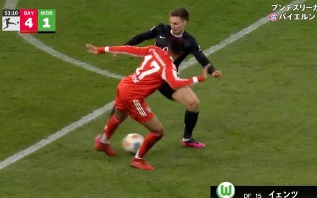 足どうなった…？ 衝撃の“理解不能ドリブル”→相手DF大混乱「どうやって抜いた？」「何があったんや」バイエルンのアタッカー、神テクニックで翻弄
