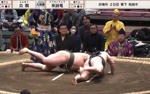 腕がオカシな方向に 炎鵬、肩透かしで初日も“一瞬の出来事”にファンひやり 「逆にいったかと」「腕こわっ」