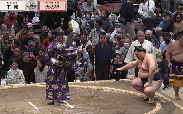 「セカンドバッグみたい」横綱の手に“分厚い懸賞束”「懸賞金がデカい」ファン驚愕