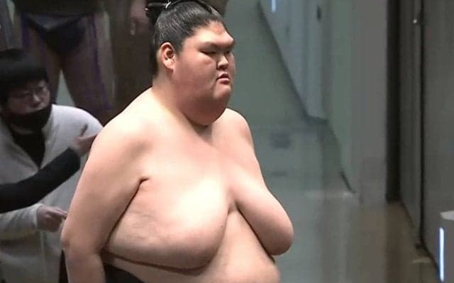 「足が細い」「ギャップすごい」巨漢力士の“ほっそり美脚”が話題 人気の“癒やし系”キャラが豪快な寄り切りで初日