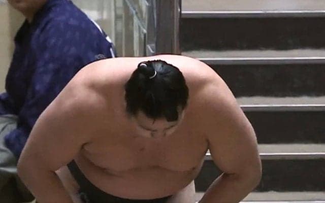 お辞儀で顔を上げた力士に「あらイケメン」ファン驚きの瞬間 敗れた相手を支える“紳士的”な振る舞いにも称賛の声