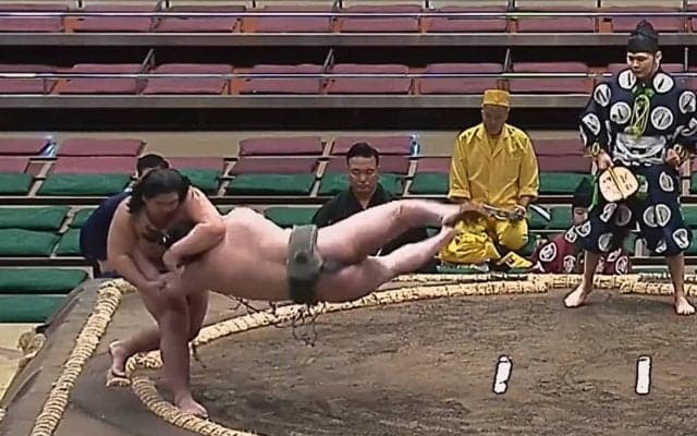 土俵際で力士が“横回転” マンガのような大逆転劇に館内どよめき「ぶん投げた」「これは厳しい」