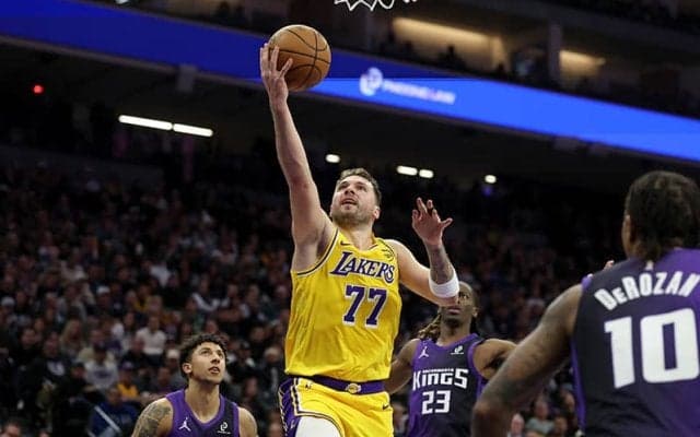 レイカーズが3連敗…ドンチッチの42得点も実らず、ベンチ入りの八村塁は14日の試合で復帰か