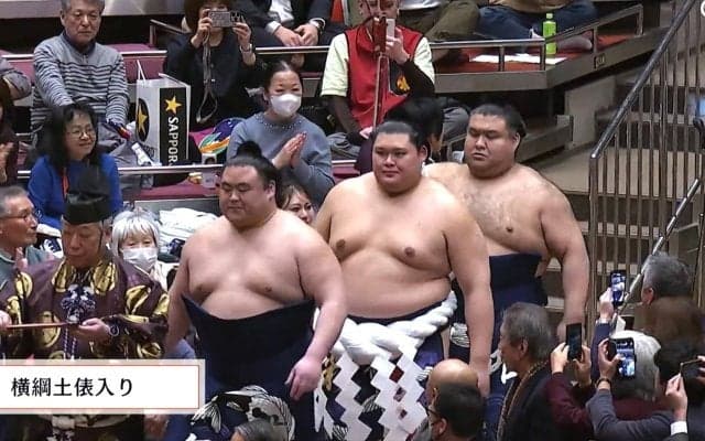 大相撲中継、個性派俳優が横綱と“最接近”「べらぼうの時と同じような表情」「シブいわ～」ファン驚き