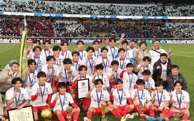 高校サッカー選手権決勝後の意外な光景　夏冬制覇を遂げた神村学園は６万人の前でも「普段どおり」だった