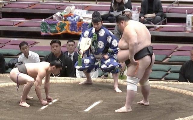 体重差136キロ、\"一般体型\"力士が超巨漢を吹っ飛ばす驚きの光景 館内どよめき「こんなことあるんか」