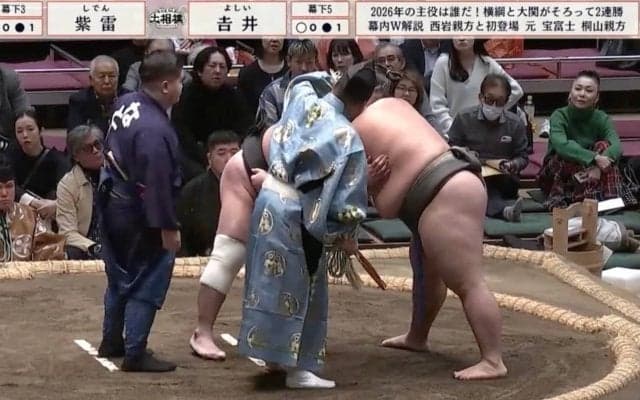 「止めろ止めろ」審判長が取組を強制停止 行司が慌てるアクシデント発生「初めて見た」「こんなことあるの？」騒然の光景