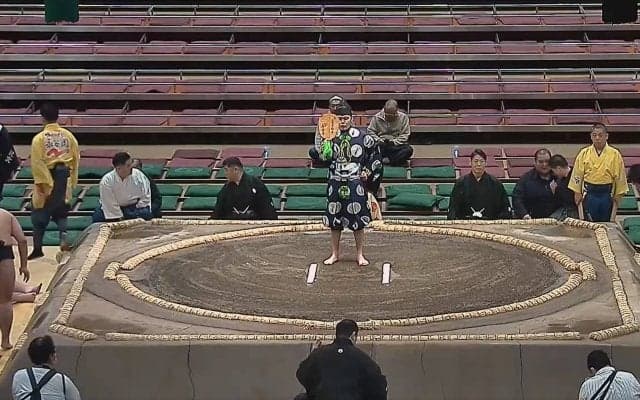 「相撲を見ておられる」前相撲から行司の背後に“ポツン”とミュージシャンの姿 ガチすぎる相撲愛に「それは目立つ」驚きの声