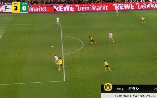 何してんだよ！ ゴール前で酷すぎる“痛恨ミス”の瞬間「嫌がらせ？」ブレーメンDFの“お粗末プレー”にファン怒り「長田がかわいそう」