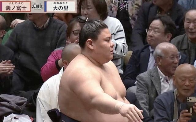 「2日でなんぼ稼いだんや」「ごっつい懸賞金」2日連続で横綱撃破の24歳力士、両手に抱えた“分厚いご褒美”に熱視線「懸賞金がもう箱みたいに…」