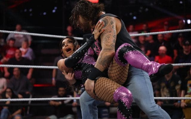 「かわいそう」大男の“入れ歯”が女子レスラーの胸元へ…絶叫・悶絶の一部始終「オーマイガー」