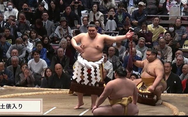 気品がマジで“別格” 大相撲初場所に“白着物”姿の美人女優、横綱・大の里の土俵入りにうっとり