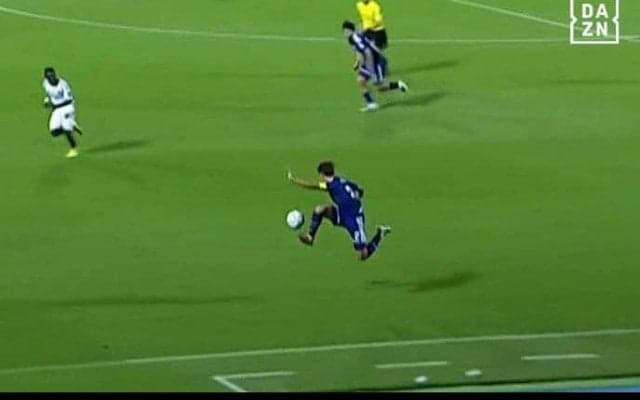 まるで三笘薫！？日本代表SBの“神業空中トラップ”が脚光「まじうめえ」「よく止めた」梅木怜がボールをアウトサイドでビタ止めした瞬間【U23アジアカップ】