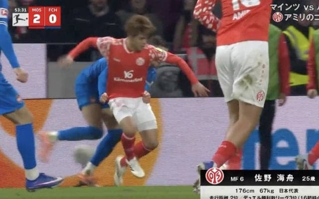 どうなってる…！？ 佐野海舟が「バケモノすぎる」相手を背負いながら”ドリブル突破”→驚異の“鬼フィジカル”「体強すぎ」「重戦車かよ」