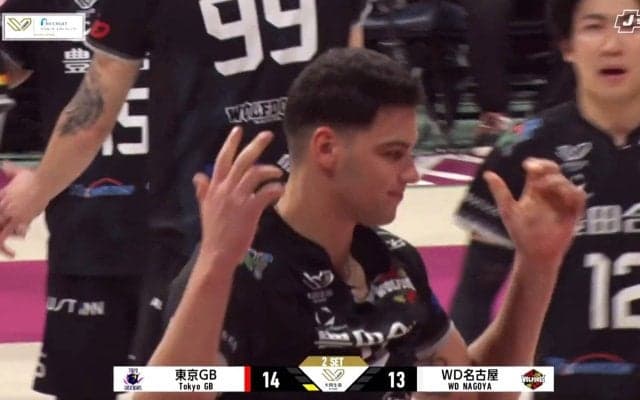 男子バレー、自らユニフォームを引き裂く“珍事” チュニジア人アタッカー、自らのプレーに納得できず…味方も「ええっ！？」驚きの様子