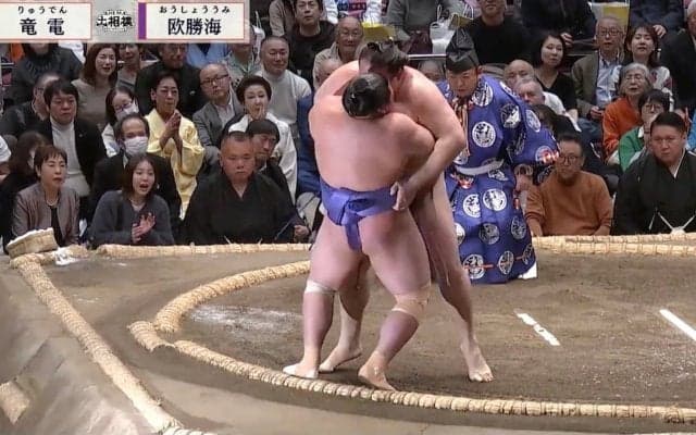 「そこから勝つのかよ…」土俵際で発生確率0.2％の“珍手”炸裂 驚異の逆転劇に驚きと喝采「綺麗に決まった」