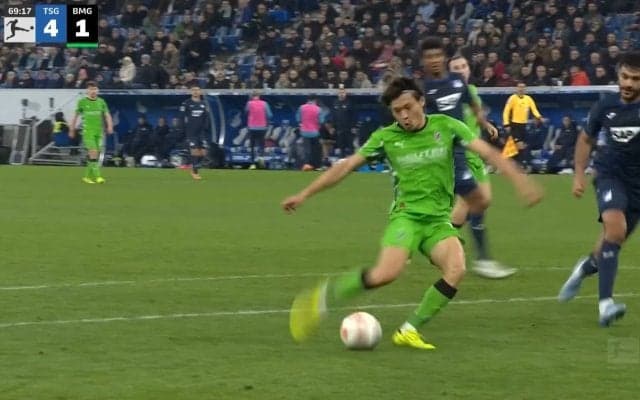 日本代表FW、守備の死角をつく“ニンジャムーブ”からワンタッチゴラッソ「忍者の動き出しや」「ナイスゴール」背後に抜け出す動きで今季3点目