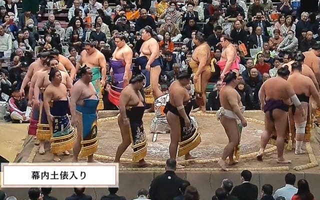 「美人さんがいると思ったら」大相撲にカリスマモデル降臨 “仮面夫婦”の際立つ存在感に「一緒に観戦」ファン注目