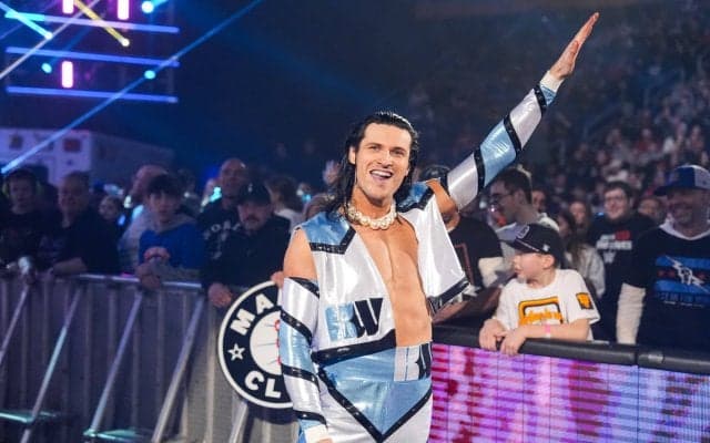 「新感覚」“超イケメン”イギリス人レスラーの新入場曲が大バズり！「クセになる」個性的すぎるエントランスにファン大興奮