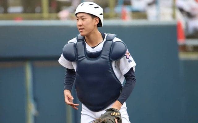 佐野日大の4番・1年生捕手の須田は、構えは元巨人のスラッガーそっくり【高校野球界の逸材】
