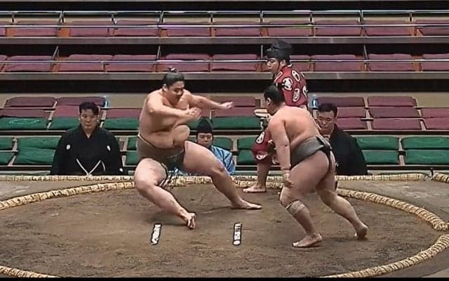 192センチの巨漢力士、自ら崩れ落ちる驚きの光景「今のは？」ファン仰天 相手力士の振る舞いに反響も