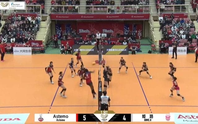 女子バレー、177センチの選手が195センチの長身選手を1人で完璧ブロック！  見事な瞬間