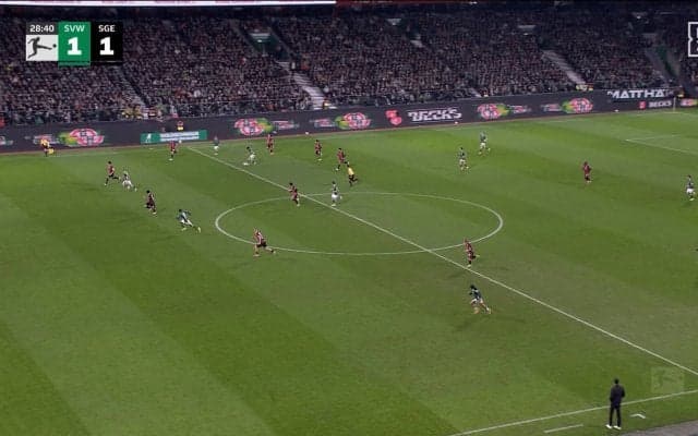 ファン脱帽！日本代表DFの“芸術的スルーパス”が「ピンポイントすぎる」「下で通すのはスーパー」菅原由勢が走り込む味方に絶品アシストの瞬間