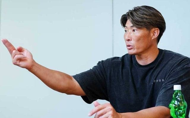 プロ野球OBの行動に仰天「えっ!!」　9000キロ離れても“視線集中”、日本人離れしたガタイ