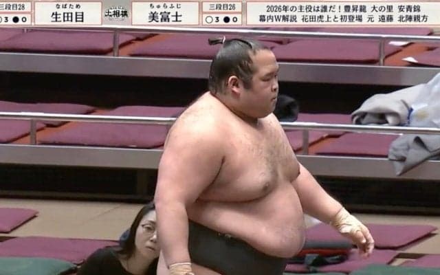 左膝の大けがで三段目に転落…3場所連続全休力士が“衝撃の復活劇” 無傷の4連勝勝ち越しに大歓声「待ってた…」