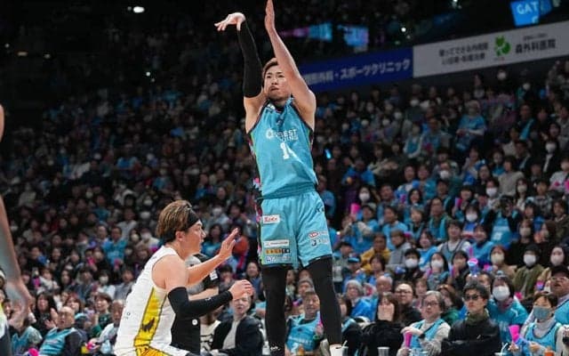 金丸晃輔が3Pコンテストで自身4度目の優勝…地元九州の声援を背に富永啓生との一騎打ちを制す