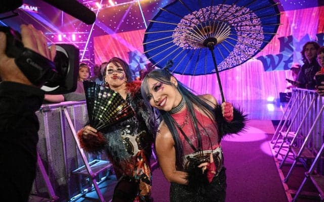 ビジュが最高！ 日本人女子タッグと“アニメ大好き”超人気者が異色コラボ…みんなで“お面”パフォーマンスが大盛り上がり