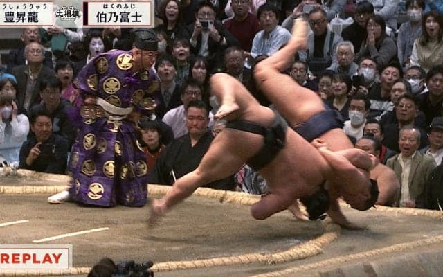 「いい表情してるぜ」伯乃富士、豊昇龍に“取り直し”で惜敗 直後に見せた表情にファン興奮 横綱も鬼の形相