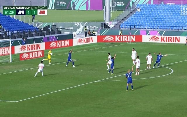「ルール変わったんか？」日本代表への“謎ジャッジ”にファン唖然！「手で取ったぞ…」「ギャグかよw」バックパスを敵GKがキャッチ→まさかのファウルなし【U23アジアカップ】