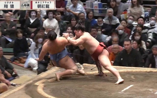 勢い余った力士が親方にヒップアタック 熱戦が生んだ珍事 館内騒然の光景に元横綱・若乃花「大丈夫かな？」