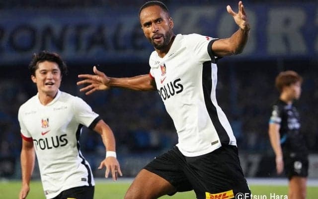 ｢凄い仕事が出来そうな雰囲気｣J1浦和の来日2年目ストライカーの知性あふれる“デキる男”インテリ砂浜ショットが話題！｢学者イサーク｣｢俳優さんみたい｣