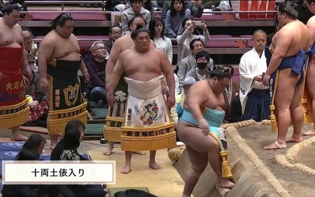 「マスクしてても分かる」大相撲、たまり席に幕下取組から著名人の姿 熱心に観戦する姿に「まだ幕下の時間だけど」ファン注目