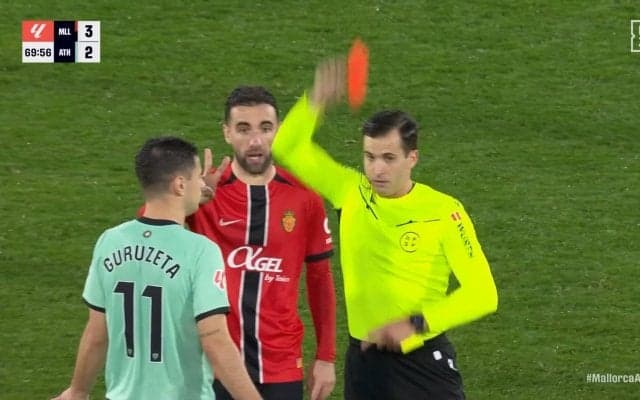 「大スキャンダルだ」1分間でレッドカード3枚の異常事態に現地ファン大荒れ「審判は子供みたい」「こんなやり方で試合をぶち壊すなんて」