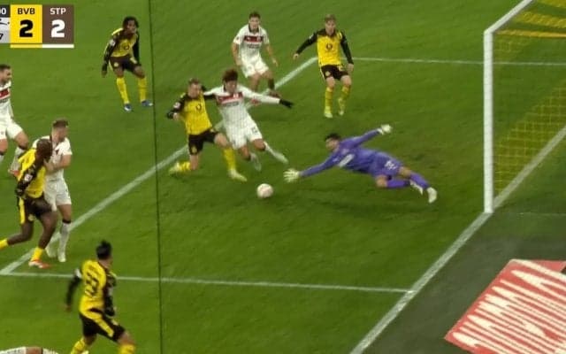 27歳日本代表DF、ブンデスデビュー戦の超ファインプレーが話題「よく先触ったな」「ナイスディフェンス」絶体絶命のピンチで体を張った“神クリア”の瞬間