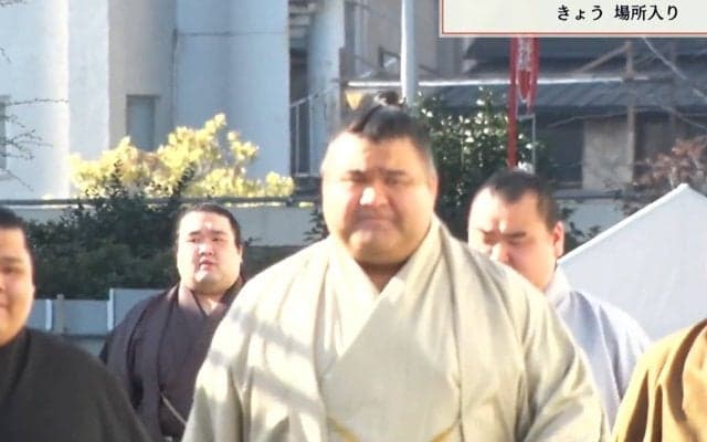 天覧相撲、力士が続々と“袴姿”で会場入り「義ノ富士派手だな」ひと際目を引くスタイルに元若乃花「若いので明るい色がいい」 高安さすがの“風格”にも反響