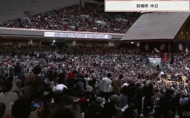 天覧相撲で天皇陛下を拍手でお迎えする中…客席に“お坊ちゃま”お笑いタレントの姿「拍手してる」「今日は1万円札持ってない」突然の姿に驚き