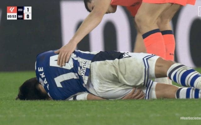 「Ｗ杯は間に合う？」久保建英、担架で負傷交代…ハムストリングの肉離れか「まじで最悪なんだが」「軽傷であってくれ」ファン悲鳴