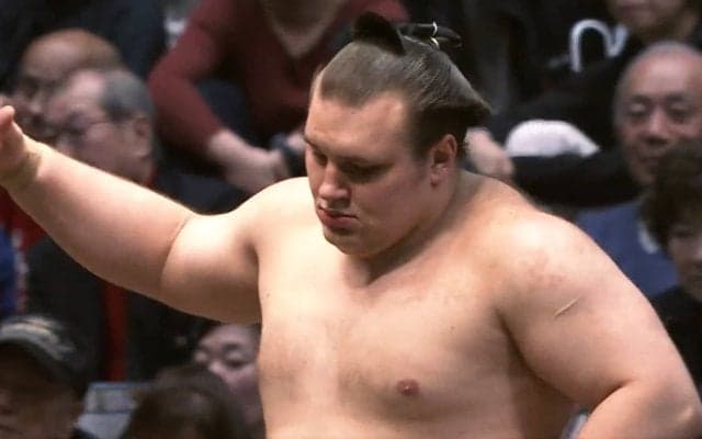 「このTシャツは…」元若乃花、安青錦ファンのお手製？ 観戦姿に驚き 「Tシャツまで揃えているというのは」藤井康生アナも驚嘆