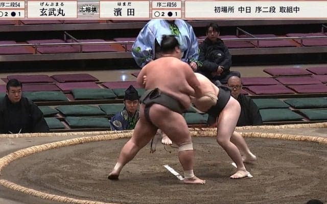 「行司の体デカくね？」力士より体格が目立つ22歳行司にファン熱視線「見る度に大きくなってそのうちお相撲さんに…」