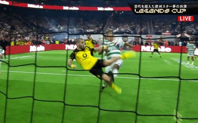 45歳が衝撃弾！元ドルトムントFWが“神業ジャンピングボレー”を炸裂「現役級ゴラッソ」「ペトリッチえっぐ」ファン大興奮