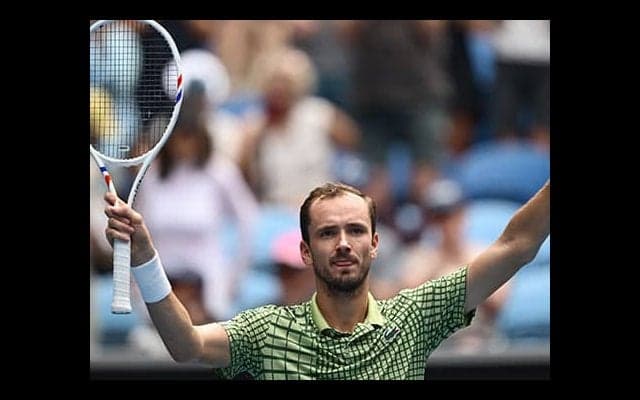  3度準Vメド 9年連続初戦突破 