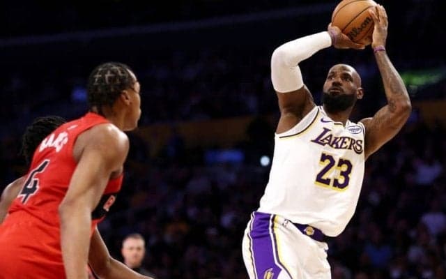 レブロンとドンチッチが活躍を見せレイカーズがラプターズに勝利…八村塁はベンチスタートで10得点を記録