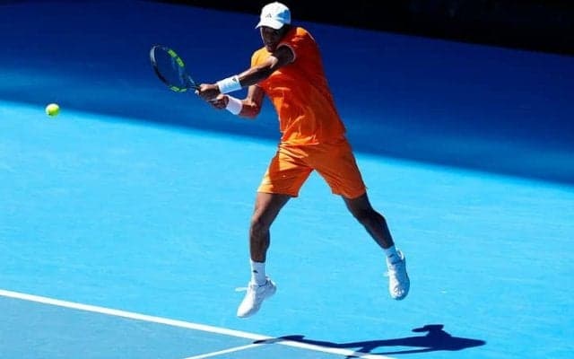 オジェ・アリアシム、不測の痙攣で力尽き無念の途中棄権「サンドバックの状態でいたくない」。2020年以来の初戦敗退[豪オープン]